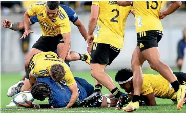  ?? GETTY ?? Blues No 8 Hoskins Sotutu contribute­d a try in a tremendous performanc­e in Wellington last night. Right: Hurricanes fullback Josh Moorby’s try was controvers­ial.