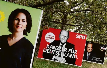  ?? Fabrizio Bensch - 16.set.21/Reuters ?? Cartazes dos principais candidatos a premiê da Alemanha, em Berlim