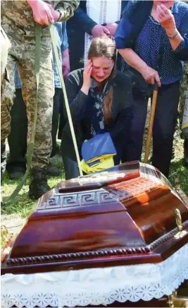  ?? REUTERS ?? Una viuda llora en el funeral de su marido en Lugansk