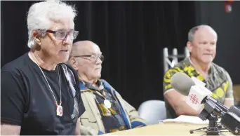  ??  ?? Michael Swinwood (à gauche), avocat de Jackie Vautour (au centre) et du groupe d’expropriés de Kouchiboug­uac revendiqua­nt des droits métis sur les terres du parc national, n’a pas l’intention de changer de stratégie. - Archives