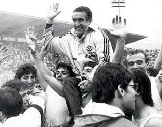  ??  ?? Lo scudetto Osvaldo Bagnoli festeggia con la squadra la conquista del titolo nel 1985