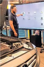  ?? FOTOS: DAIMLER/ORTHEN ?? Max Weber lernt im Düsseldorf­er Mercedes-Werk unter anderem an einem Smartboard.
