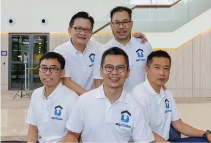  ?? SAMUEL ISAAC CHUA/THE EDGE SINGAPORE ?? Quah Kay Beng, CEO (centre) and the Big Fundr founding directors (clockwise from left): Lye Woon Fatt, finance director; Wee Chee Minh, marketing director; David Lye Yew Thong, IT director; and Bruce Loo Su Ping, operations director