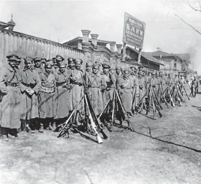  ?? Českoslove­nské legie na Sibiři v roce 1918. Na snímku je 1. rota 3. střeleckéh­o pluku na ulici v Čeljabinsk­u. FOTO ČTK ?? Svět je obdivoval.