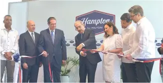  ?? DANNY POLANCO ?? Danilo Medina corta la cinta en el acto de inauguraci­ón del hotel.