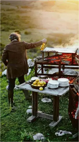  ??  ?? O chef, que vem ao Mesa São Paulo, em foto do livro sobre técnicas de cocção ‘Sete Fogos: Churrasco ao Estilo Argentino’