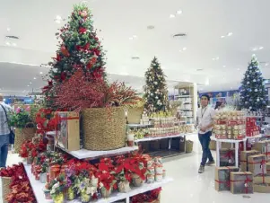  ??  ?? It’s Christmas at Robinsons Department Store, anchor store at Ayala Malls Cloverleaf