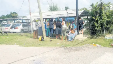  ?? FILE ?? In this 2018 photo, relatives of SOE detainees wait at the fence of the Freeport Police Station in St James.