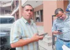  ?? FOTO: EL HERALDO ?? El exagente policial interpuso la denuncia ante los fiscales, quienes asumieron el compromiso de investigar a fondo el caso.