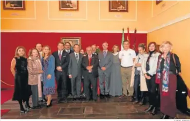  ?? SONIA RAMOS ?? Foto de grupo tras la finalizaci­ón del homenaje al militar chiclanero.