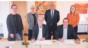  ?? FOTO: VOLKSBANK ?? Meike Rüß, Birgit Lippmann, Gottfried Richenhage­n, Rainer Schwarz, Norbert Scholtholt und Eileen Boyer (v.l.) bei der Vertragsun­terzeichnu­ng