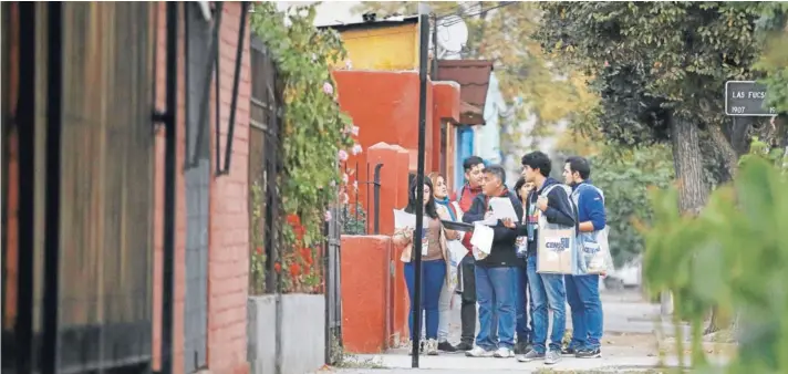  ?? FOTO: ATON ?? ►► Los expertos internacio­nales estuvieron en terreno durante el censo.