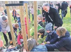  ?? FOTO: STADT METTMANN ?? 2020 war es eine Robinie, die die Stadtwaldk­ids, hier mit dem damaligen Bürgermeis­ter Thomas Dinkelmann, in die Erde brachten.