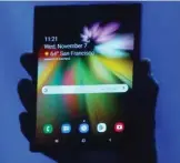  ??  ?? Aufgeklapp­t verwandelt sich das neue Samsung-Smartphone mit seinem Falt-Display Infinity Flex in ein Tablet.