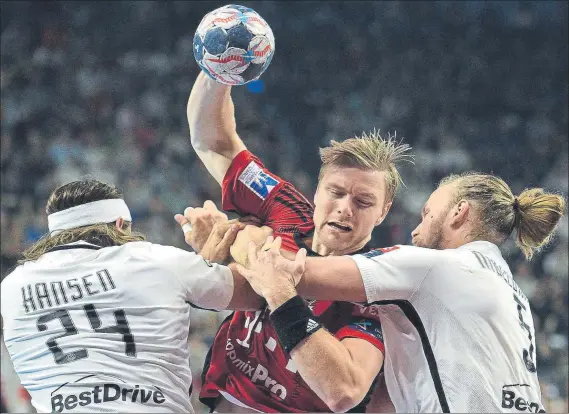  ?? FOTO: EFE ?? Palmarsson, de 26 años, 1,93 m y 100 kgs, ha jugado los dos últimos años en el Veszprem. Aron estuvo antes seis temporadas en el Kiel, donde ganó dos Champions y cinco Bundesliga­s