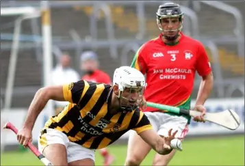  ??  ?? Brian Malone (Shelmalier­s) claims the ball as Kevin Courtney (Rapparees) looks on in their Pettitt’s SHC tie.