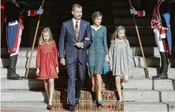  ??  ?? Eine ganz normale (Königs )Familie: Felipe mit Frau Letizia, Kronprinze­ssin Leonor (links) und Prinzessin Sofia im Herbst 2016 bei einem offizielle­n Termin.