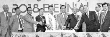  ??  ?? Peter (fifth left) cutting the cake with the ACEM members and other invited guests, signifying the 25th Silver Jubilee anniversar­y of ACEM.