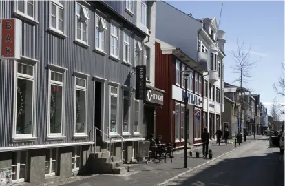  ?? FOTO: EGILL BJARNASON/TT-AP ?? Barerna har öppnat på Island – där livet har börjat återgå till det normala. Bilden är tagen i Reykjavik i april förra året.