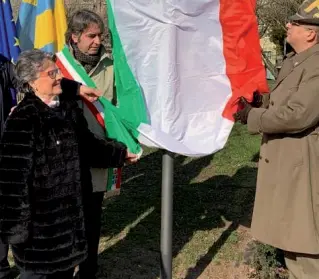  ??  ?? Il ricordo
Nidia Cernecca con il sindaco Sboarina lo scorso febbraio alla scopertura della targa in ricordo dei martiri delle Foibe