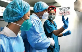  ??  ?? Chinese medical experts guide La Paz Laboratory in Equatorial Guinea to improve their nucleic acid testing capabiliti­es