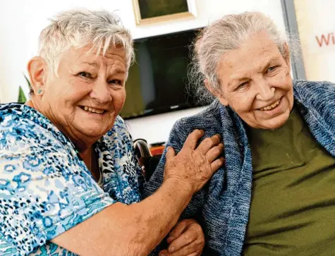  ?? Foto: Silvio Wyszengrad ?? Ein Inserat führte sie zusammen: Geschaltet von Parkinson‰Patientin Katharina Gerold (rechts), meldete sich darauf Christine Fritsch, die dadurch ihrer Einsamkeit entfliehen konnte.