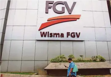  ??  ?? FGV Holdings Bhd posted a net loss of RM1.08 billion last year, compared with a net profit of RM130.928 million in 2017.