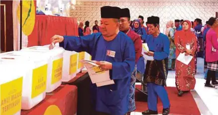  ?? [FOTO ADI SAFRI/BH] ?? Sesi pengundian pemilihan kepemimpin­an bahagian dan pusat ketika Mesyuarat Perwakilan UMNO Bahagian Bakri di Dewan Yong Sheng, Bakri, kelmarin.