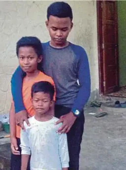  ?? FOTO: HAZIRA AHMAD ZAIDI ?? MOHD Shahrul Nizam (tengah) bersama dua adiknya Mohd Saiful Iman dan Mohd Saiful Bukari ketika ditemui di rumah mereka di Kampung Binjai.