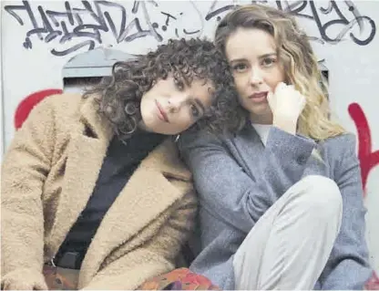  ?? ATRESMEDIA ?? Carol Rovira y Paula Usero, en una imagen promociona­l de la serie `#Luimelia'.