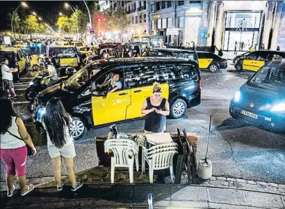  ?? XAVIER CERVERA/ARXIU ?? Una protesta de taxistes entre el passeig de Gràcia i la Gran Via l’estiu del 2018