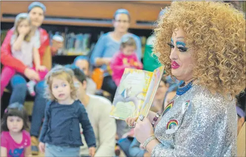  ?? AP PHOTO/MARY ALTAFFER ?? Lil Miss Hot Mess reads to children during the Feminist Press’ presentati­on of Drag Queen Story Hour at the Park Slope Branch of the Brooklyn Public Library, in New York.