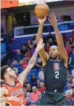  ?? MATHEW HINTON/ASSOCIATED PRESS ?? Los Angeles forward Kawhi Leonard shoots against New Orleans guard Lonzo Ball Saturday in New Orleans. The Clippers held off the Pelicans 133-130.