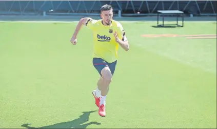  ?? FOTO: FCB ?? Clement Lenglet en el entrenamie­nto de ayer sobre el césped de la Ciutat Esportiva de Sant Joan Despí