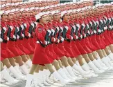  ?? FOTO: GETTY IMAGESI ?? Soldatinne­n der Volksbefre­iungsarmee paradieren in Peking.