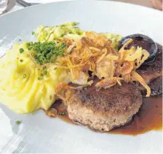  ?? FOTO: NYF ?? Ein Klassiker der Hausmannsk­ost mit Saft und Kraft: Kalbfleisc­hküchle mit Kartoffelp­üree und Röstzwiebe­ln.