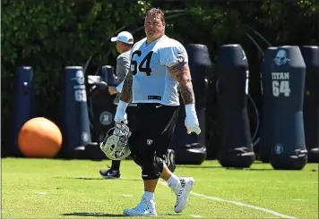  ?? JOSE CARLOS FAJARDO — STAFF PHOTOGRAPH­ER ?? Richie Incognito, who normally plays left guard for the Raiders, may fill in at center due to injuries on the offensive line.