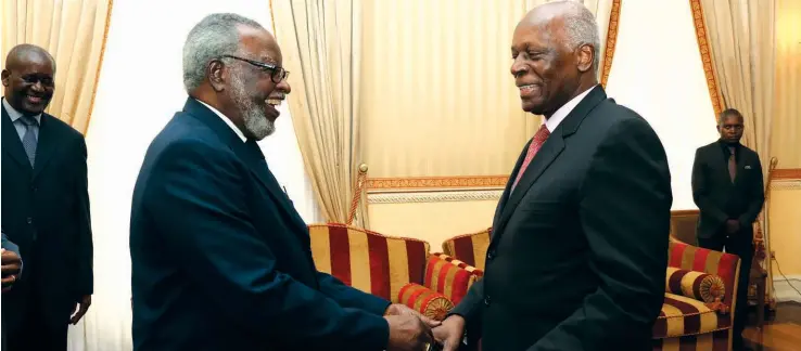  ??  ?? Presidente da República José Eduardo dos Santos ao receber o antigo Presidente da República da Namíbia Sam Nujoma