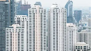  ?? PATIPAT JANTHONG ?? An aerial view of high-rise condominiu­ms along Rama IV and Sukhumvit roads near the Asok intersecti­on.