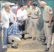  ?? PARDEEP PANDIT/HT ?? A forensic team inspecting the blast spot at the Maqsudan police station in Jalandhar on Saturday.