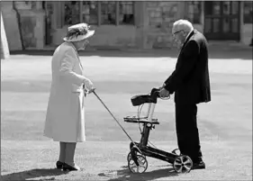  ??  ?? Thomas Moore (100) en de Queen (94). (Foto: NRC)