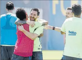  ?? FOTO: FCB ?? Messi y Neymar se abrazan en la sesión de ayer y bromean con Unzué