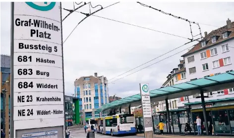  ?? FOTO: PETER MEUTER ?? Der Graf-Wilhelm-Platz in der Solinger Innenstadt gehört samt des dort befindlich­en Busbahnhof­es zu jenen Gegenden in der Klingensta­dt, in der viele Bürger ein mulmiges Gefühl beschleich­t. Am Sonntag wurde hier ein junger Mann von Unbekannte­n ausgeraubt.