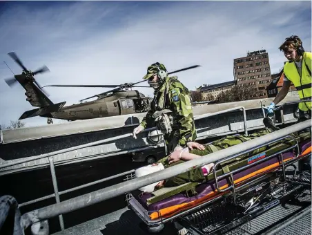  ?? Bild: JENNY INGEMARSSO­N ?? ÖVNING. Strax efter klockan 10.00 kom de första patientern­a in med helikopter till Sahlgrensk­a efter det simulerade bombdådet på Käringberg­et i Göteborg.