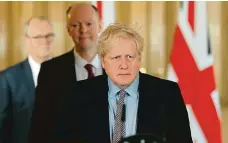  ?? FOTO REUTERS ?? S poradci. Britský premiér Boris Johnson, za ním hlavní zdravotnic­ký poradce Chris Whitty a hlavní vědecký poradce Patrick Vallance.