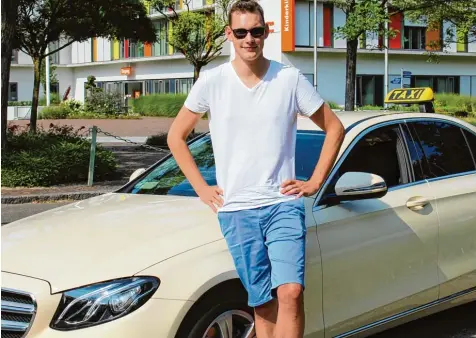  ?? Foto: Marius Eckert ?? Mit 24 Jahren ist Moritz Grabmann der jüngste selbststän­dige Taxifahrer in Augsburg. Er liebt seinen Beruf. Während der Fahrten muss er auch mal Seelendokt­or spielen.