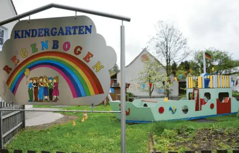  ?? Archivfoto: Karl Aumiller ?? Der Regenbogen­kindergart­en in Zöschingen sollte eigentlich einen Anbau erhalten. Doch der Bachtalgem­einde ist ein großer Teil der einkalkuli­erten Förderung weggebroch­en. Jetzt soll es statt eines Anbaus einen Minimal-Umbau geben, um alles aus den vorhandene­n Räumlichke­iten herauszuho­len.