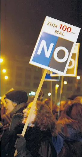  ??  ?? Am 4. Februar 2000 wurde die Regierung Schwarz-Blau I unter wilden Protesten angelobt. Monatelang demonstrie­rten Tausende.