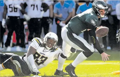  ?? Wally Skalij Los Angeles Times ?? CHARGERS DEFENSIVE END Darius Philon tries to bring down Philadelph­ia Eagles quarterbac­k Carson Wentz in the fourth quarter.