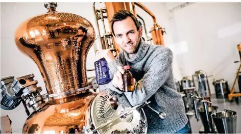  ?? FOTO: ANDREAS BRETZ ?? Benedikt Brauers von der Wanderer Destilleri­e in Frechen stellt nun Desinfekti­onsmittel her – auch aus gespendete­m alten Alkohol.